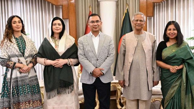 প্রধান উপদেষ্টাকে ফুলেল শুভেচ্ছা তারেক রহমানের