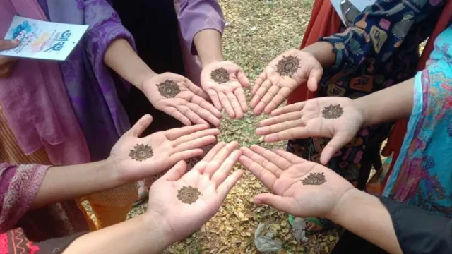 নবীনদের স্বাগত জানাতে ইডেন কলেজে আবহ ফাউন্ডেশনের মেহেদী উৎসব