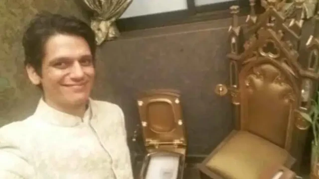 সোনালি টয়লেটের সামনে পুরোনো সেলফি, নেটদুনিয়ায় আলোচনায় বিজয় ভার্মা