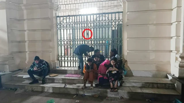 জবির প্রশাসনিক ভবনে তালা, অবরুদ্ধ ভিসি ও কোষাধ্যক্ষ