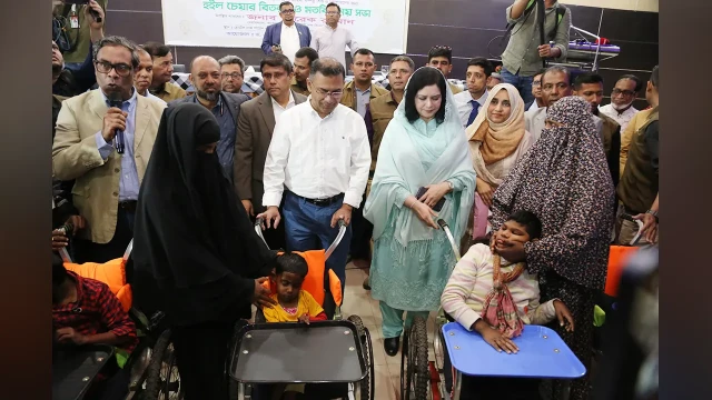 বিশেষ চাহিদাসম্পন্ন শিশুদের হুইলচেয়ার বিতরণ করলেন  তারেক ও ডা. জুবাইদা রহমান