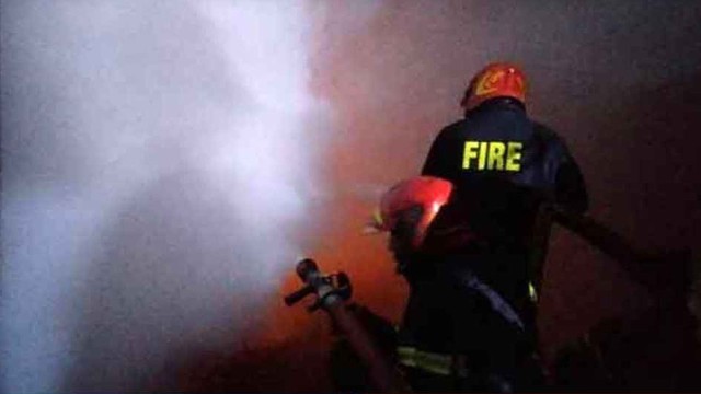 বনানীর একটি আবাসিক ভবনে অগ্নিকাণ্ড, আতঙ্কে বাসিন্দারা