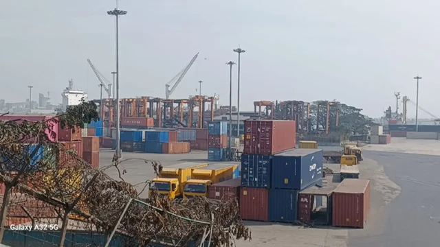 চট্টগ্রাম বন্দরে কনটেইনার ও পণ্য উঠানামা বন্ধ