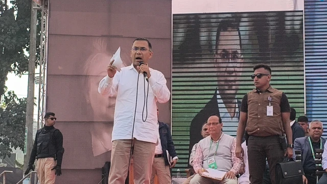 বিএনপির চেয়ারম্যান তারেক রহমান বলেছেন, জনগণকে পাশে নিয়েই দেশ পুনর্গঠনের লক্ষ্য নিয়ে এগোতে চায় বিএনপি...