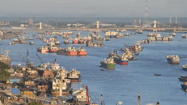 চট্টগ্রাম বন্দরে অচলাবস্থা, গ্রেপ্তার শঙ্কায় আন্দোলনকারীরা আত্মগোপনে