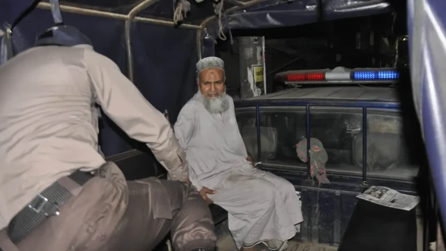 রাজধানীতে অর্থ বিতরণকালে জামায়াত নেতা  দণ্ডিত