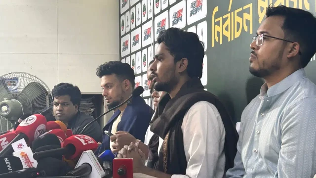 কেন্দ্র দখল করলে আমরা নিস্তব্ধ থাকব না: আসিফ মাহমুদ