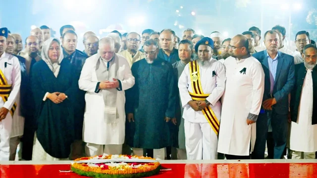 একুশে ভাষাশহীদদের প্রতি শ্রদ্ধা জানালেন প্রধান বিচারপতি