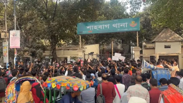 ডিসি মাসুদের বিরুদ্ধে ব্যবস্থার দাবিতে শাহবাগ থানা ঘেরাও শিক্ষার্থীদের