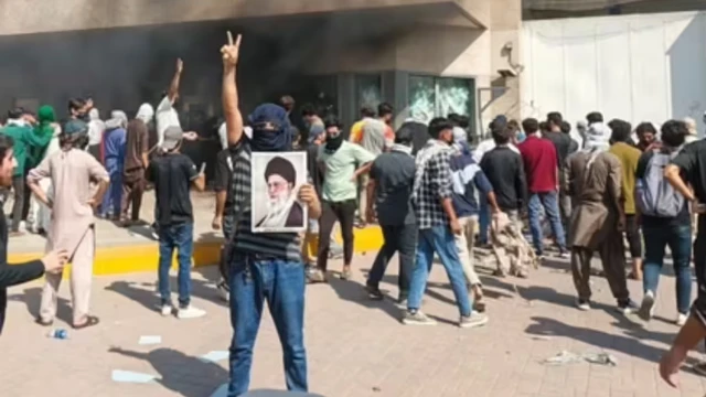 করাচিতে মার্কিন কনস্যুলেট ঘিরে উত্তেজনা: সংঘর্ষে ৯ জনের প্রাণহানি