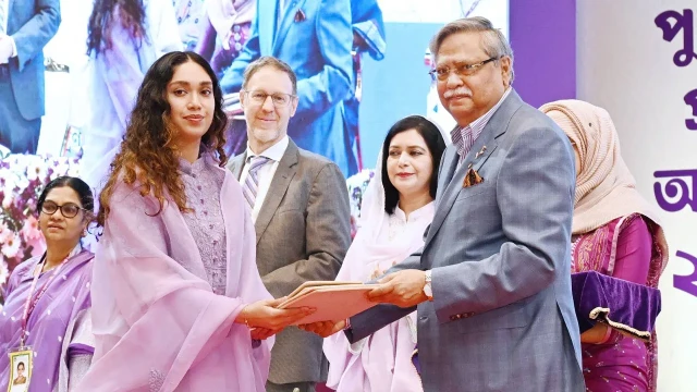 ‘শ্রেষ্ঠ অদম্য নারী’ সম্মাননায় ভূষিত খালেদা জিয়া, পুরস্কার গ্রহণ করলেন জাইমা রহমান