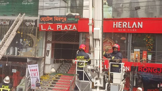 মিরপুরে ১১ তলা ভবনে আগুন, ছাদে আটকে পড়াদের উদ্ধার করছে ফায়ার সার্ভিস