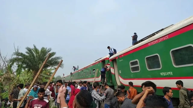 বগুড়ার সান্তাহার এলাকায় নীলসাগর এক্সপ্রেস ট্রেনের একাধিক বগি লাইনচ্যুত হওয়ার ঘটনা ঘটেছে।