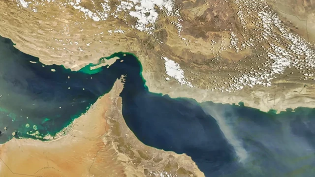 হরমুজ প্রণালিতে জাহাজ চলাচল ব্যাপকভাবে কমেছে