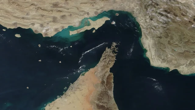 পারমাণবিক স্থাপনায় হামলা হলে হরমুজ প্রণালি বন্ধের হুঁশিয়ারি তেহরানের