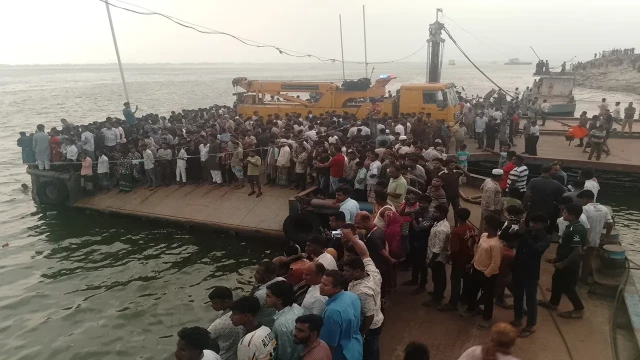 রাজবাড়ীর গোয়ালন্দ উপজেলার দৌলতদিয়া ফেরিঘাটে ফেরিতে ওঠার সময় একটি যাত্রীবাহী বাস নিয়ন্ত্রণ হারিয়ে পদ্...