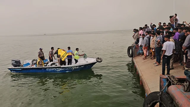 পদ্মায় পড়া বাসের অবস্থান শনাক্ত, পন্টুনের নিচে আটকে উদ্ধার বাধাগ্রস্ত