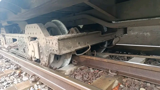 দিনাজপুরের বোচাগঞ্জ উপজেলার সেতাবগঞ্জ রেলস্টেশনে দোলনচাঁপা এক্সপ্রেস ট্রেনের একটি বগি লাইনচ্যুত হওয়া...