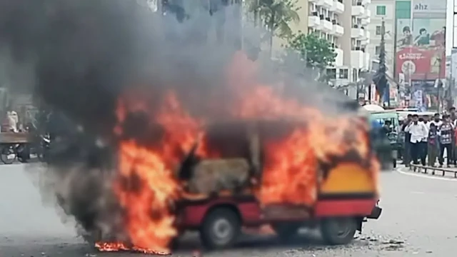 খুলনায় চলন্ত অ্যাম্বুলেন্সে আগুন, অল্পের জন্য রক্ষা পেলেন চালক