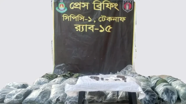কক্সবাজারের উখিয়ায় বালুখালী রোহিঙ্গা ক্যাম্পে বিশেষ অভিযান চালিয়ে বিপুল পরিমাণ দেশি-বিদেশি আগ্নেয়াস্...