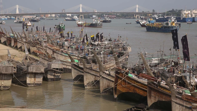 জ্বালানি সংকটে চট্টগ্রাম ফিসারি ঘাটে নোঙর শত শত ট্রলার