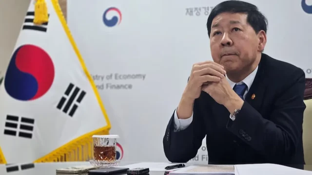 ট্রাম্পের আল্টিমেটাম ও ইরানের অনড় অবস্থান: হরমুজ প্রণালিতে বাড়ছে উত্তেজনা