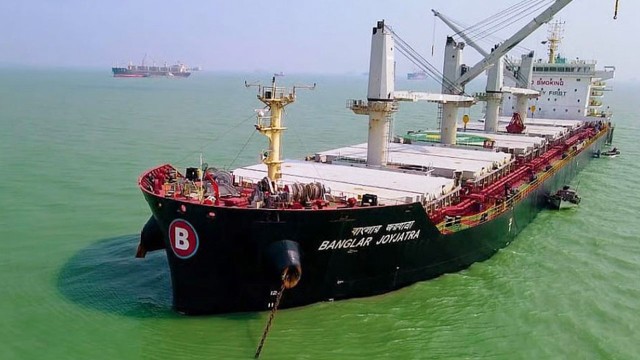 হরমুজে অনুমতি না মেলায় শারজার পথে বাংলাদেশি জাহাজ