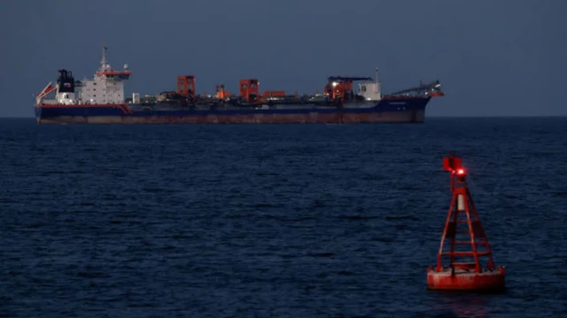 আরব সাগরে বিপদে পড়া ১৮ নাবিককে উদ্ধার করল পাকিস্তান নৌবাহিনী