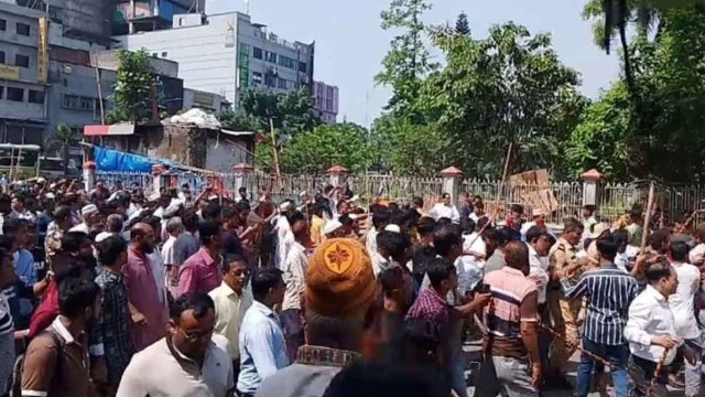 বায়তুল মোকাররম এলাকায় হকার উচ্ছেদ ঘিরে উত্তেজনা, সংঘর্ষে আহত কয়েকজন