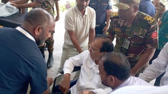 ত্রাণমন্ত্রী দুলু এভারকেয়ার হাসপাতালে ভর্তি, এয়ার অ্যাম্বুলেন্সে ঢাকায় আনা হয়