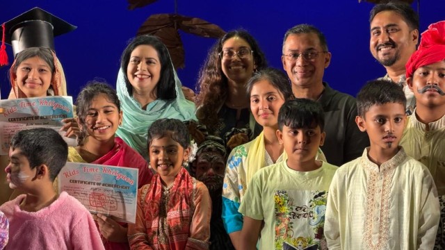 বেইলি রোডে পরিবারসহ শিশুদের নাটক উপভোগ করলেন প্রধানমন্ত্রী