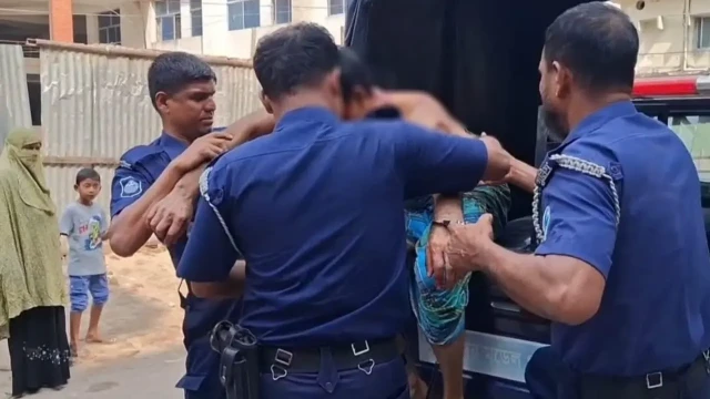 লক্ষ্মীপুর পৌর শহরে এক মর্মান্তিক ঘটনা ঘটেছে। অবসরপ্রাপ্ত ট্রাফিক পুলিশ কনস্টেবল নাছির আহমদ (৫৫) তার...