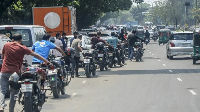 রাজধানীর ৭ পাম্পে মোটরসাইকেলের জন্য ‘ফুয়েল পাস’ বাধ্যতামূলক: ডিজিটাল পদ্ধতিতে মিলবে তেল