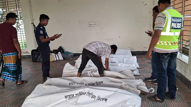 দাউদকান্দিতে ট্রাক দুর্ঘটনা: নিহতরা ধান কাটার শ্রমিক