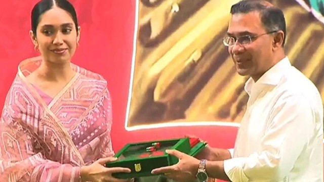 খালেদা জিয়ার স্বাধীনতা পুরস্কার গ্রহণ করলেন নাতনি জাইমা রহমান