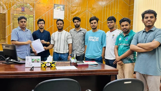 নবাগতদের আবাসিক সিট দ্রুত বরাদ্দের দাবিতে ঢাবিতে ছাত্রদলের স্মারকলিপি