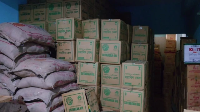 মাদারীপুরের ডাসার উপজেলায় অবৈধভাবে ভোজ্যতেল মজুত করে বাজারে কৃত্রিম সংকট তৈরির দায়ে বাচ্চু সরদার নাম...