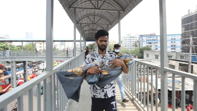 রাজধানীতে শিশুর মৃত্যু, কোলে করে মরদেহ নেওয়ার ছবি ছড়িয়ে পড়েছে