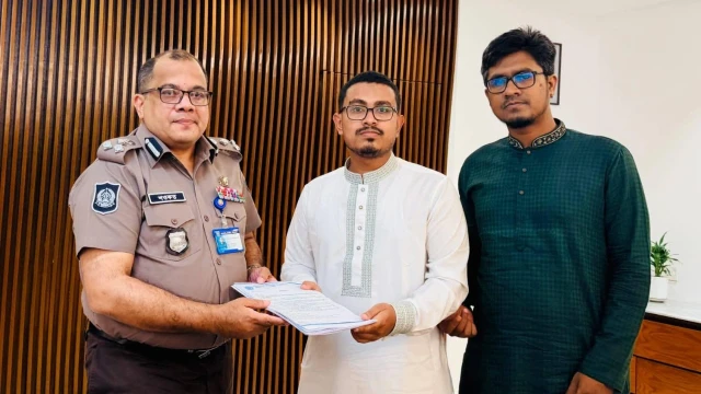 পুলিশের সামনেই হামলার অভিযোগ, জড়িতদের শাস্তি দাবি সাদিক কায়েমের