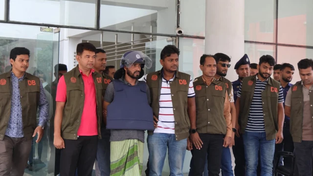 চট্টগ্রামে অভিযান চালিয়ে অস্ত্রসহ কুখ্যাত সন্ত্রাসী আটক