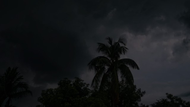 রাতজুড়ে বজ্রঝড়ের শঙ্কা, দিনে আরও তীব্র হতে পারে কালবৈশাখী