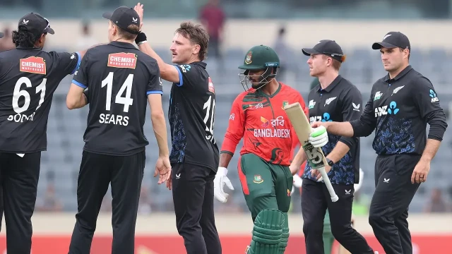 শুরুতেই ধাক্কা খেয়ে চাপে বাংলাদেশ, দ্রুত তিন উইকেট হারাল টাইগাররা
