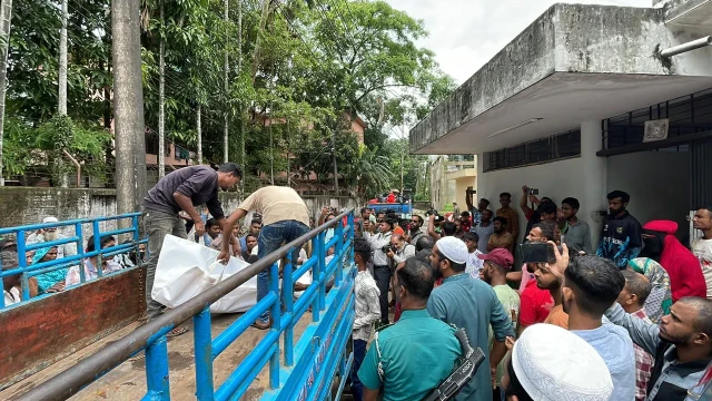 সিলেটের দক্ষিণ সুরমা এলাকায় ট্রাক ও শ্রমিকবাহী পিকআপের সংঘর্ষে ৮ জন নির্মাণ শ্রমিক নিহত হয়েছেন।