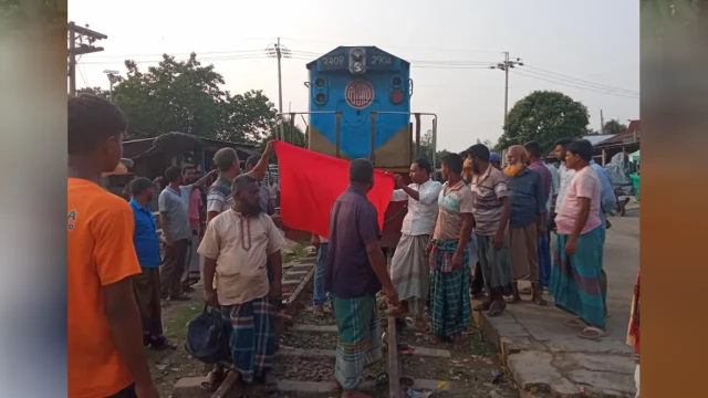 জামালপুরের সরিষাবাড়ী উপজেলায় ট্রেনের রুট ও সময়সূচি পরিবর্তনের দাবিতে স্থানীয়দের বিক্ষোভে রেল চলাচল স...