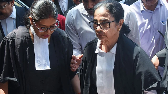 কলকাতা হাইকোর্টে মমতা বন্দ্যোপাধ্যায়কে লক্ষ্য করে ‘চোর’ স্লোগান, উত্তপ্ত আদালত চত্বর
