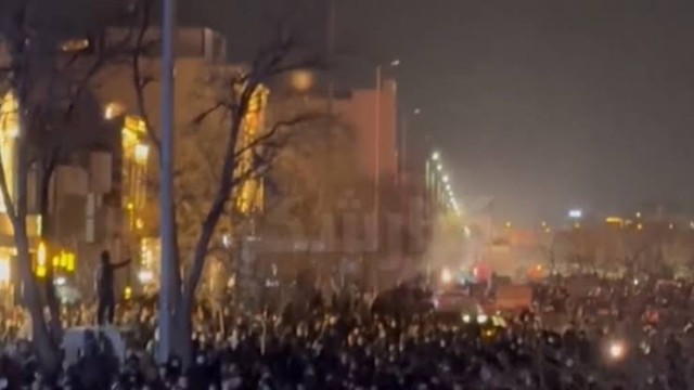 তেহরানসহ ইরানের বিভিন্ন জায়গায় ফের নেমে এসেছেন হাজার হাজার বিক্ষোভকারী