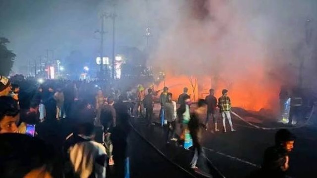 সীতাকুণ্ডে জাহাজের মালামালের মার্কেটে আগুন: ১২ দোকান ভস্মীভূত, কোটি টাকার ক্ষতি