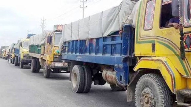 বরিশালে তেলের কৃত্রিম সংকটে যানবাহনে বাড়তি ভাড়া, বাড়ছে পণ্যের দাম