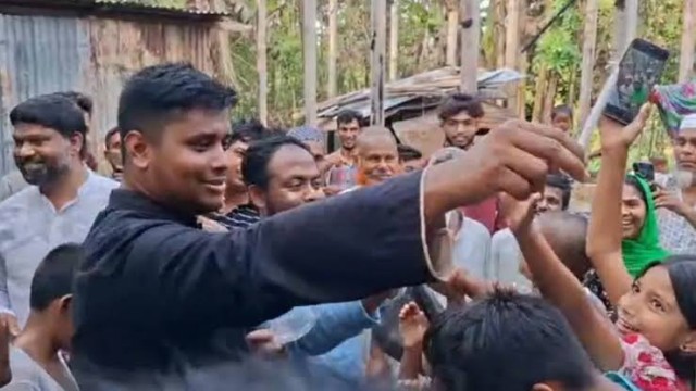 তীব্র লোডশেডিংয়ের প্রতিবাদে দেবিদ্বারে সংসদ সদস্য হাসনাত আব্দুল্লাহর মোমবাতি বিতরণ