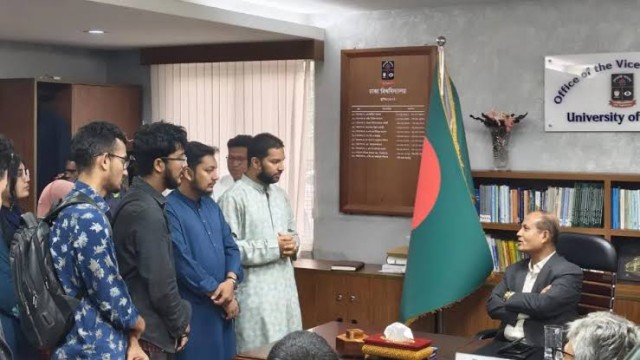 ঢাবি শিক্ষক এরশাদ হালিমের বিরুদ্ধে যৌন নির্যাতনের বিচার দাবিতে শিক্ষার্থীদের বিক্ষোভ